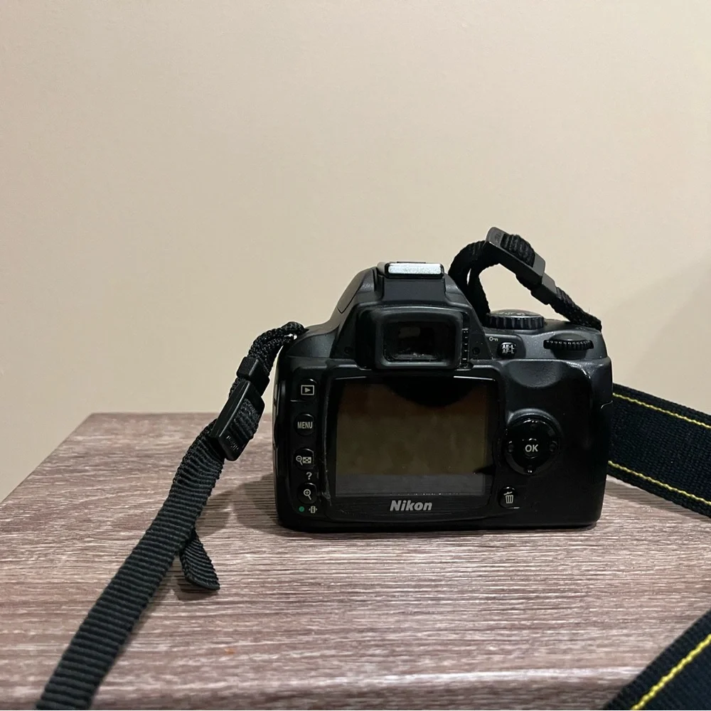 Nikon D40 6.1MP Digital SLR Camera Af-s DX Nikkor Ed 18-55mm